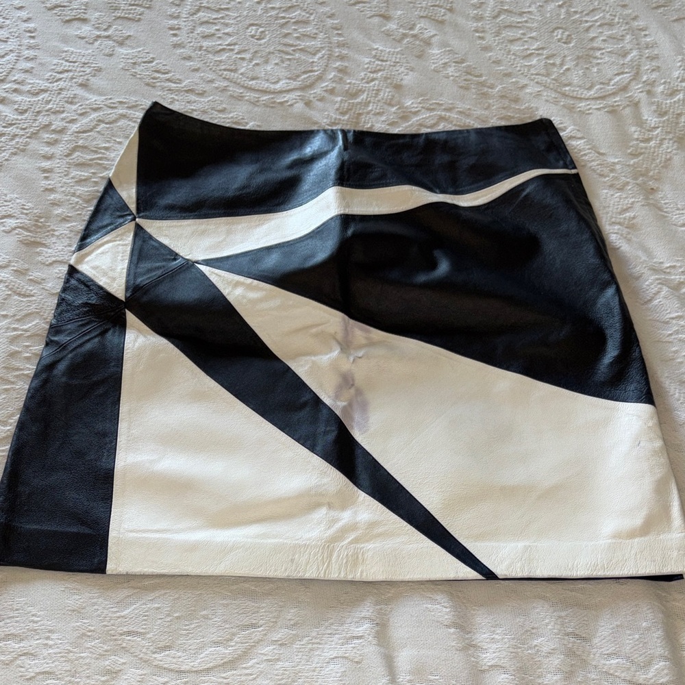 Vintage Newport News Black & White Geometric Leather Mini Skirt “stained” 18